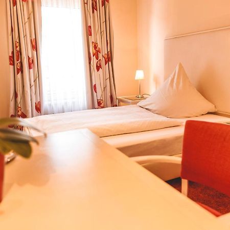 Hotel Loewen Еггенштайн-Леопольдсгафен Екстер'єр фото