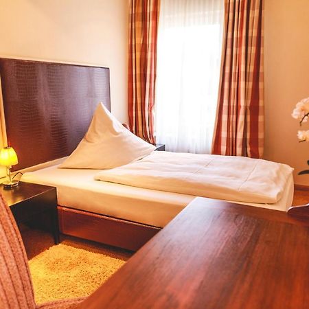 Hotel Loewen Еггенштайн-Леопольдсгафен Екстер'єр фото